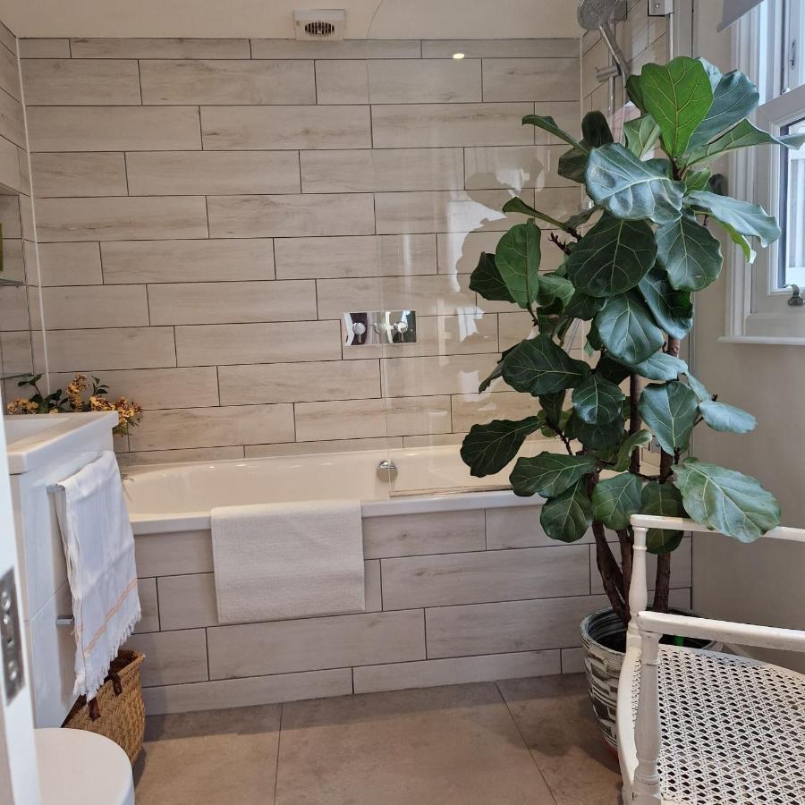Colourful 2 Bed 2 Bath Tooting House Apartment ลอนดอน ภายนอก รูปภาพ
